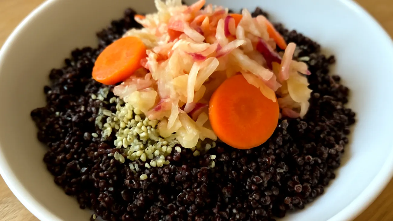Salade de quinoa noir aux graines de chanvre et légumes lacto-fermentés"