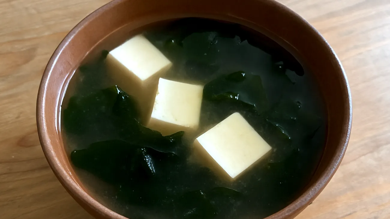 Soupe de miso aux algues wakame et tofu soyeux"