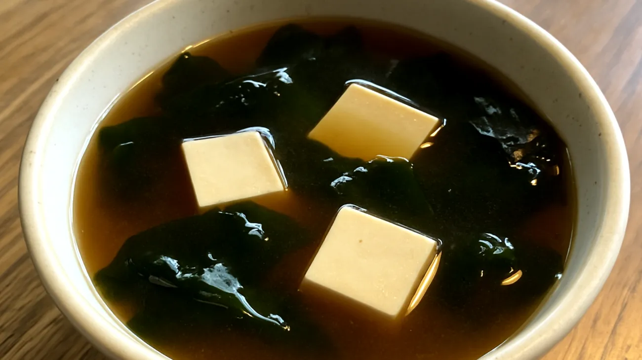 Soupe de miso aux algues wakame et tofu soyeux"