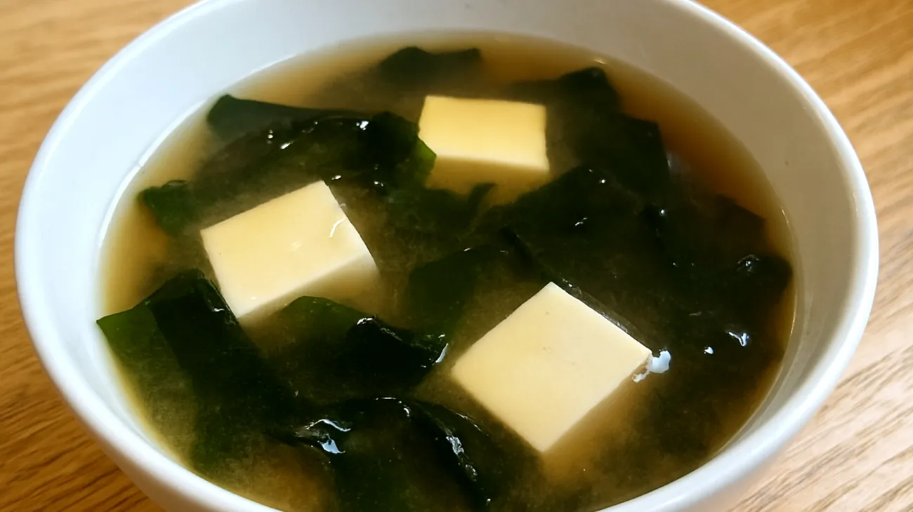 Soupe de miso aux algues wakame et tofu soyeux"