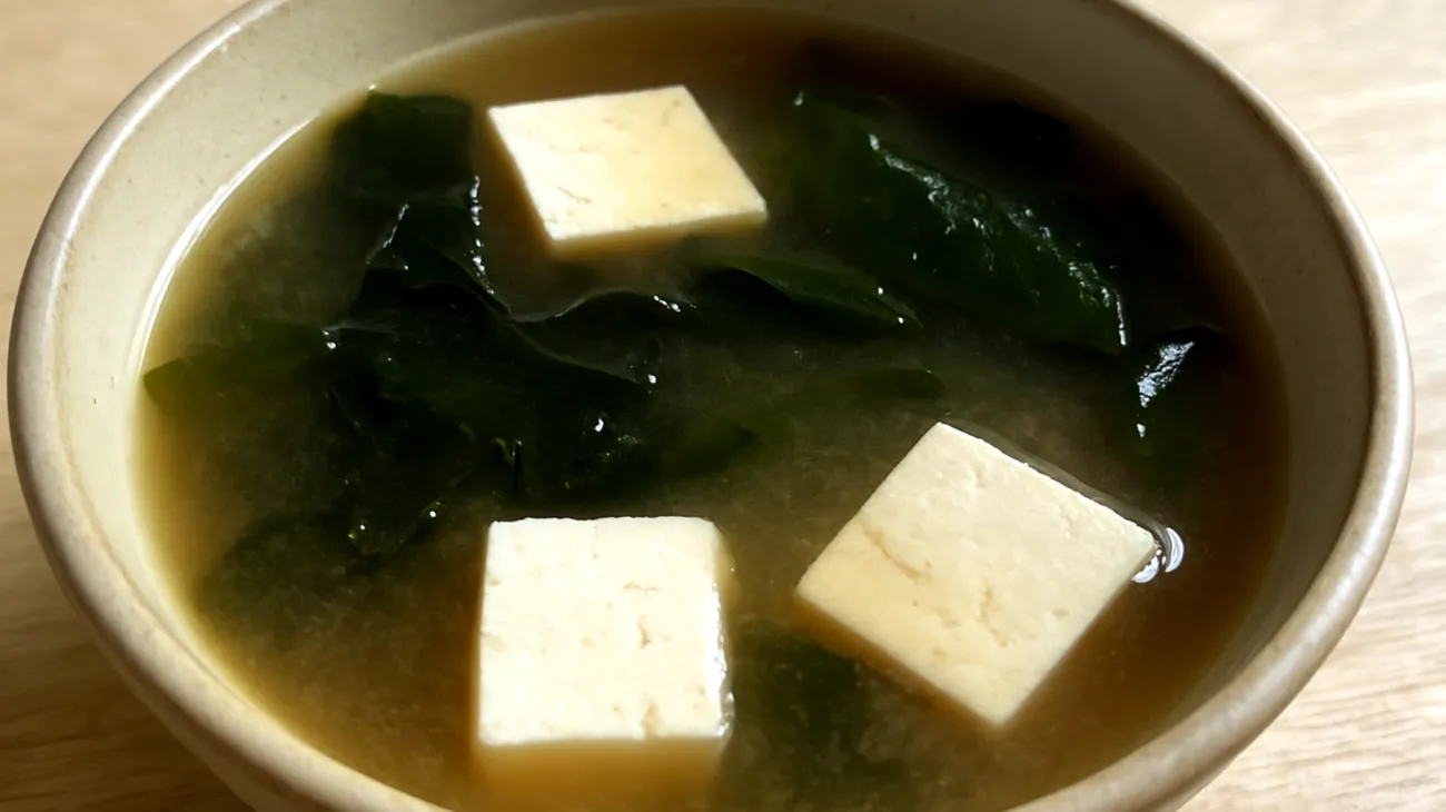 Soupe de miso aux algues wakame et tofu soyeux"